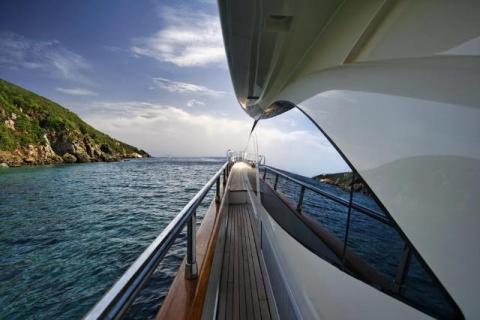 How Modern Bow Thrusters Improve Yacht Maneuverability and Docking Safety