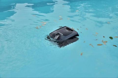How Does a Cordless Robotic Pool Cleaner Work?